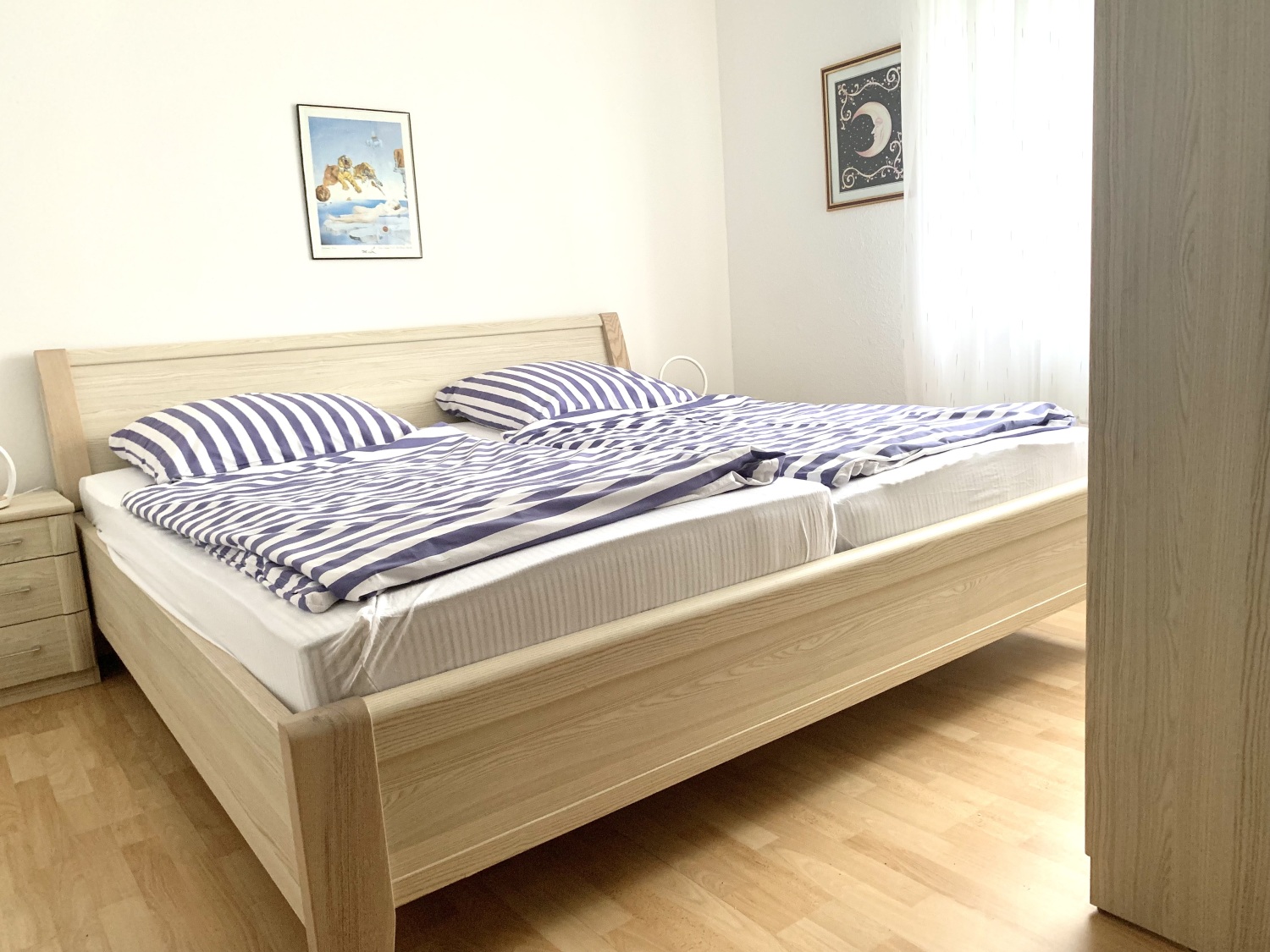 Haus Aquamarin-Urlaub-Buesum-Ferienwohnung-Strand-Nordsee-Rubin-Schlafzimmer-mit-Blick-auf-die-Betten-bezogen.jpeg