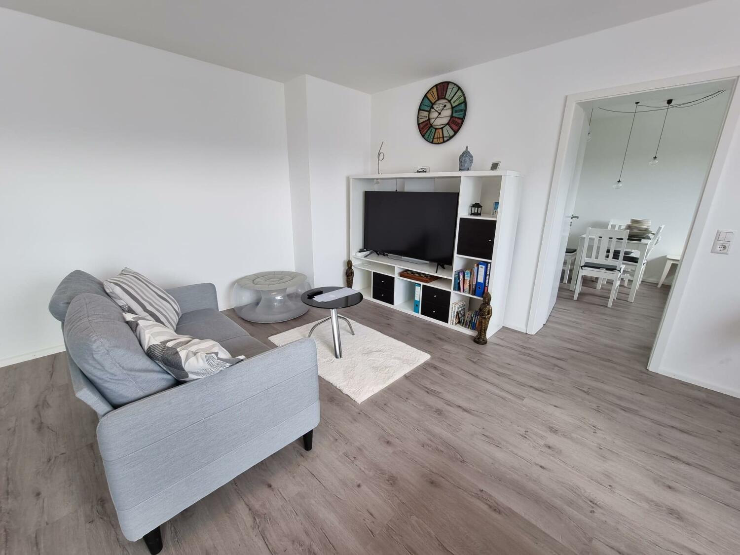 Wohnzimmer mit Fernseher.jpg