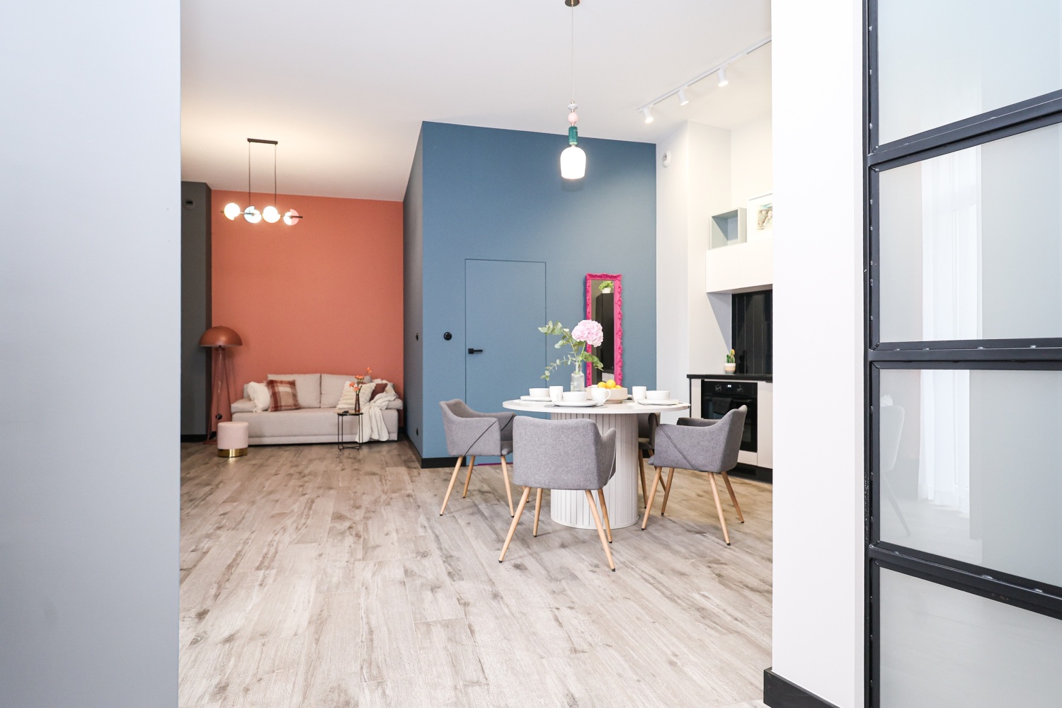 wejście do jasnego mieszkania łódź airbnb booking.jpg