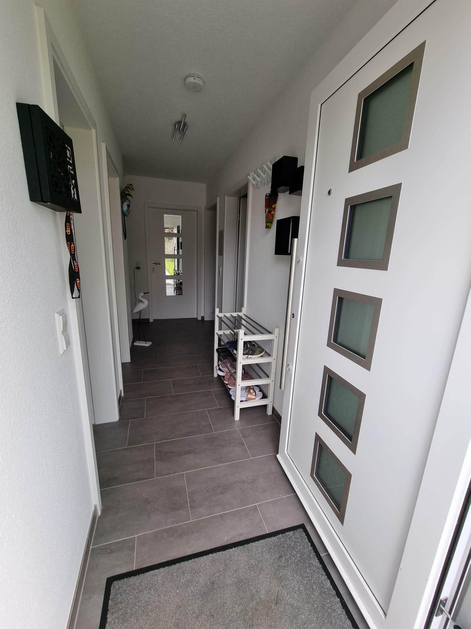 Flur Fewo von Haustuer aus.jpg