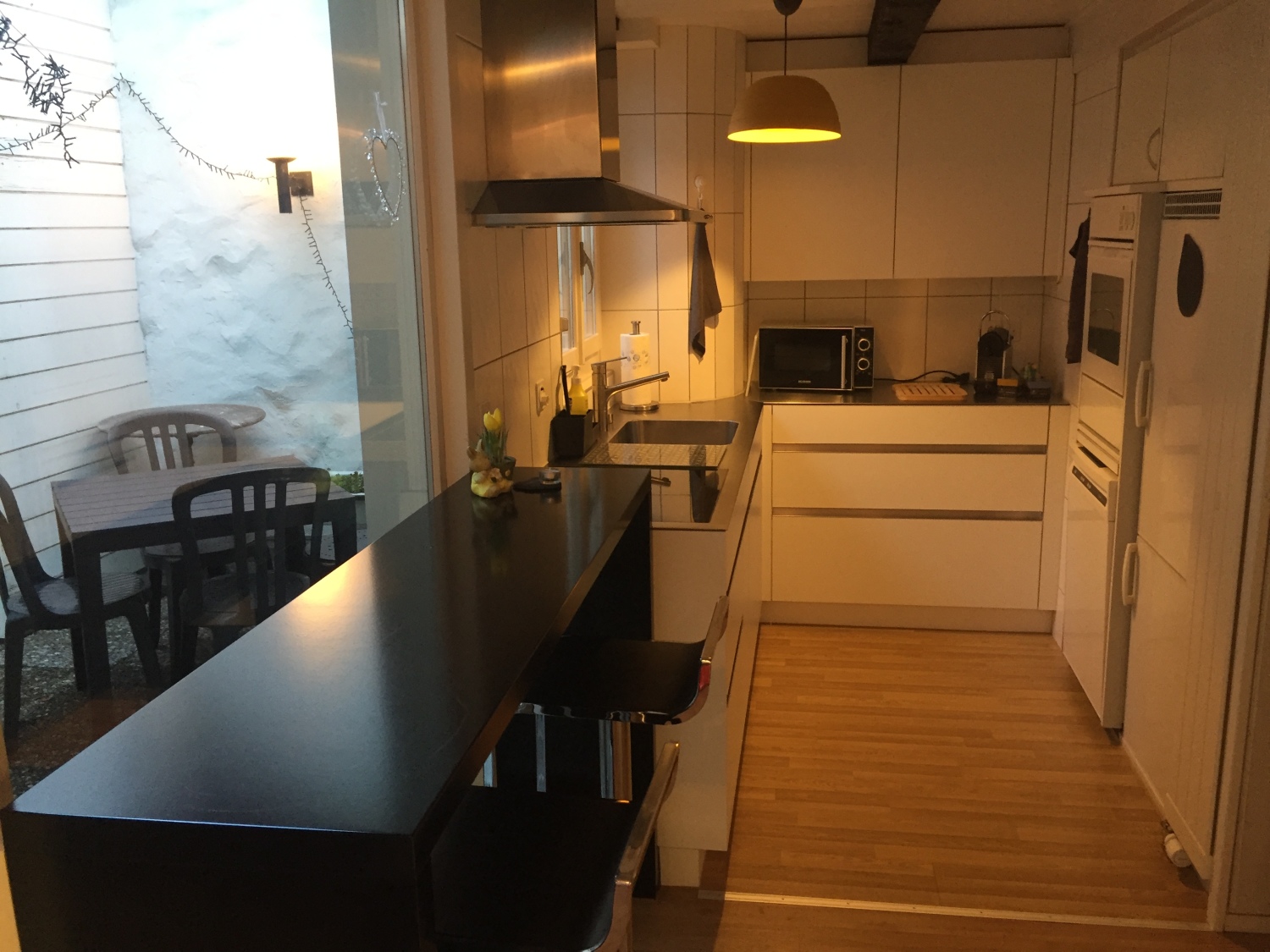 IMG_0604 Küche mit Sicht ins Atrium.JPG