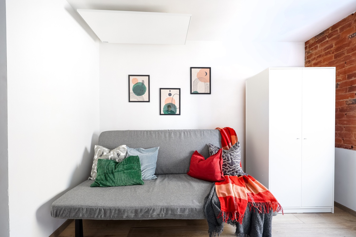 rozkładana wygodna kanapa mieszkanie na airbnb Łódź.jpg