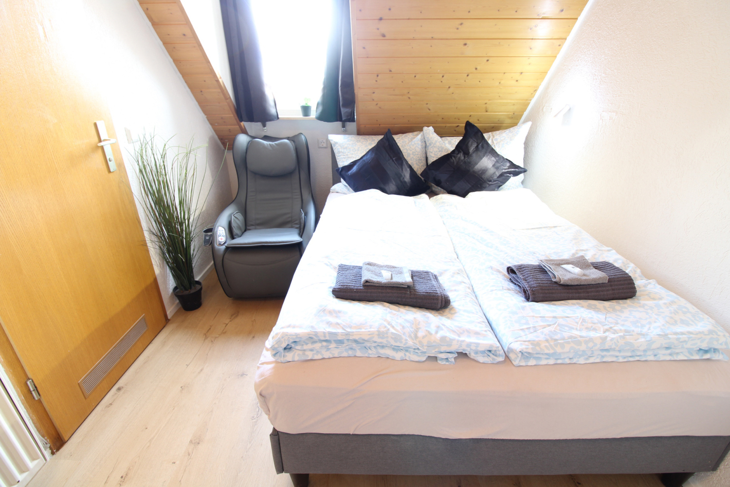 bed n massage chair in room_b.jpg