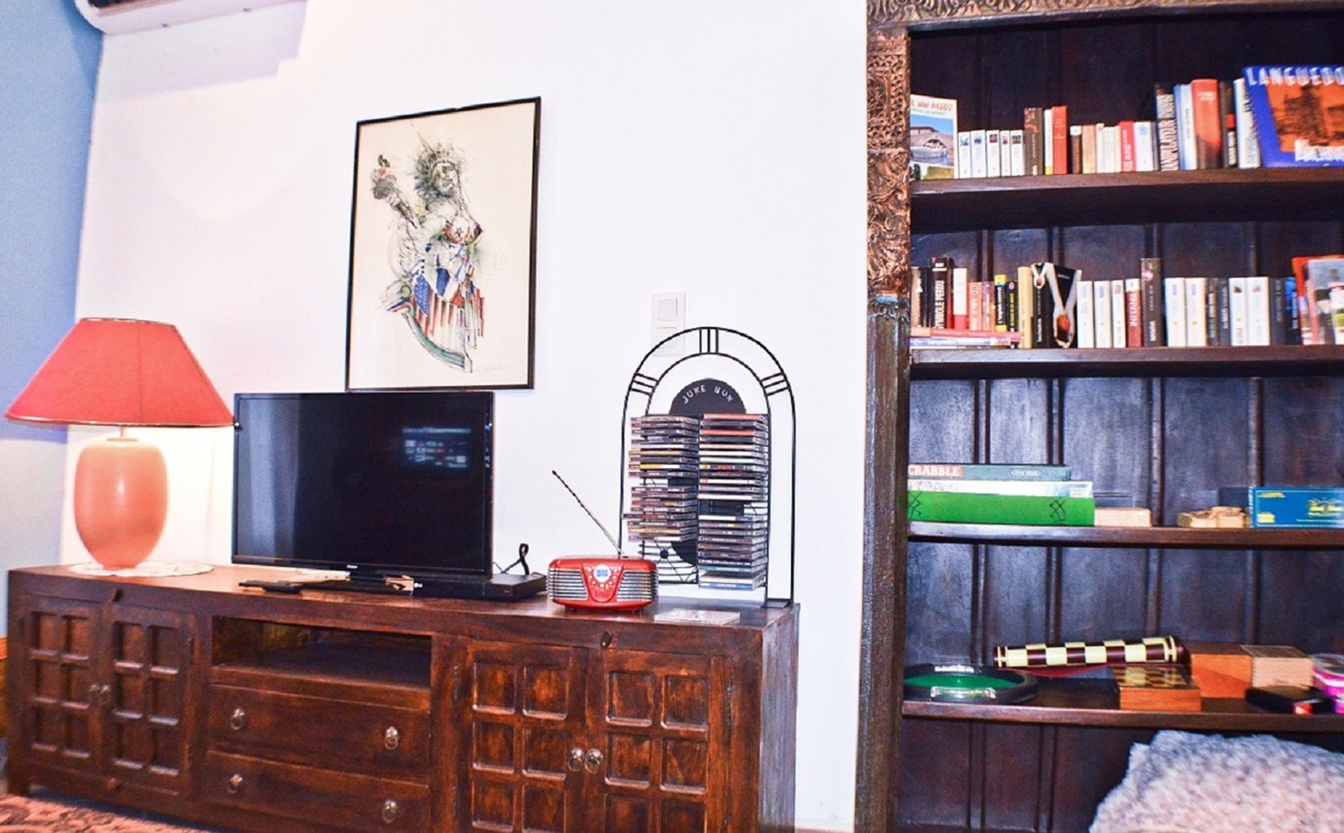 beziersapart salon bibliotheque.jpg