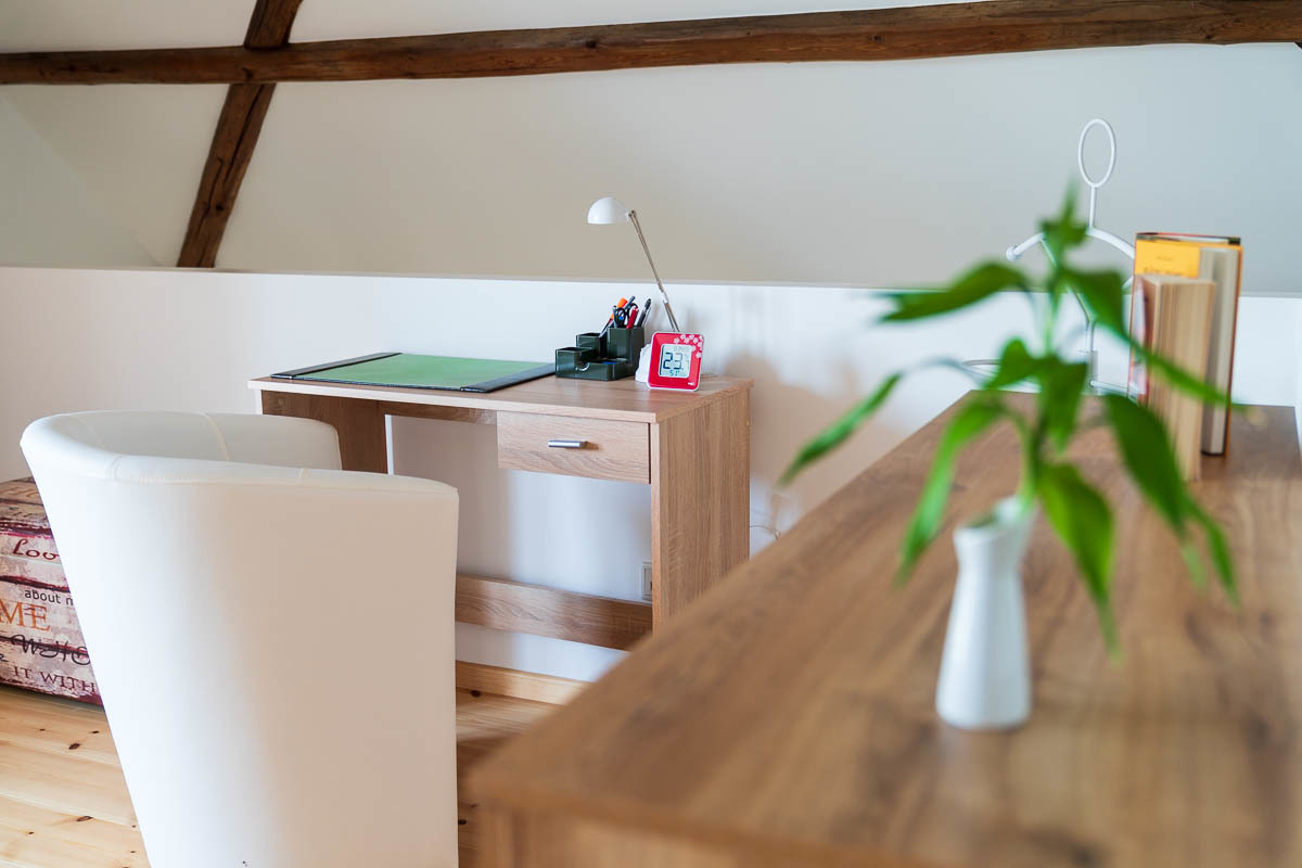 (2) Schlafzimmer, Kommode und Schreibtisch.jpg