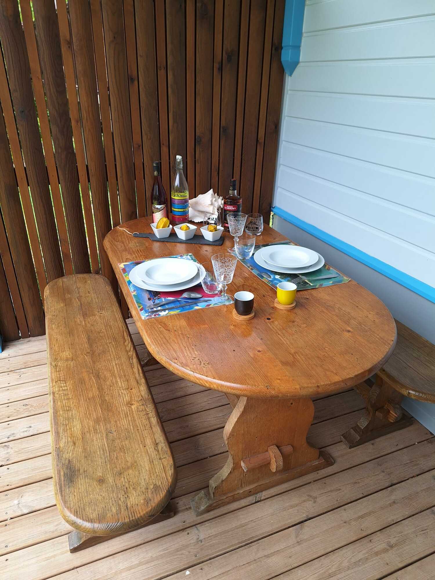 IXORA Table extérieur.jpg