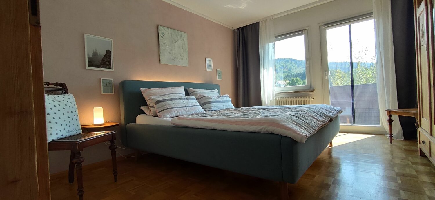 Fewo Belchenblick Schlafzimmer komplett.jpg