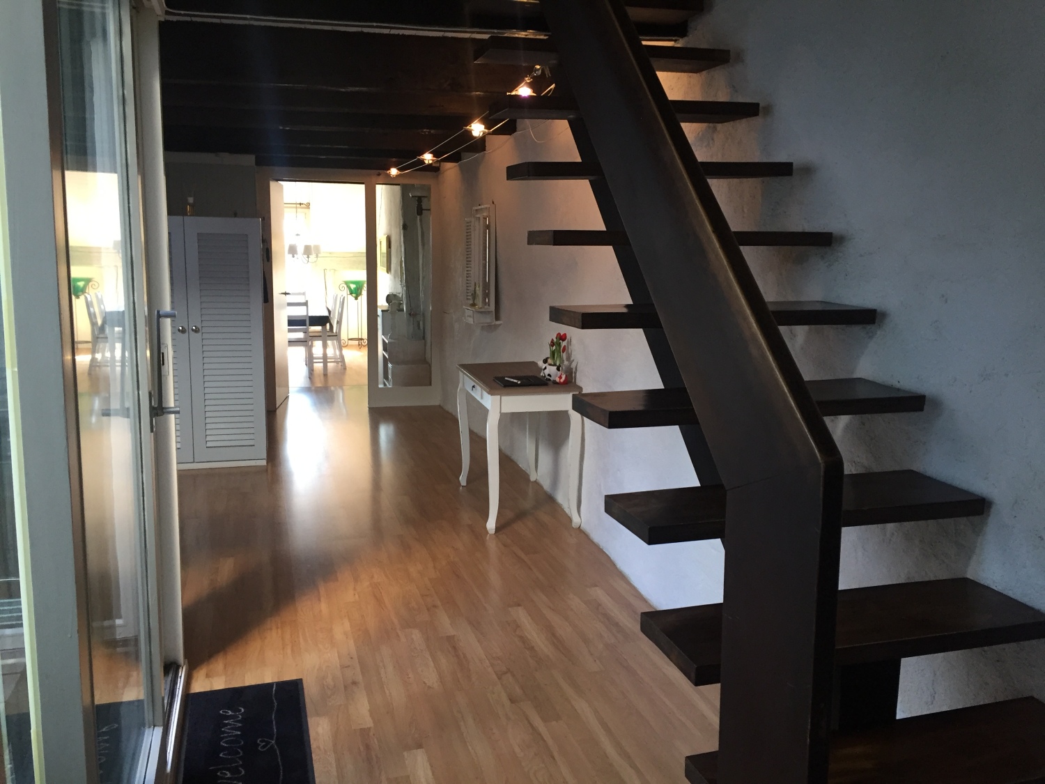 IMG_0678 Treppe zu Schlafzimmer 2 und 3. Sicht ins Wohn, Esszimmer..JPG