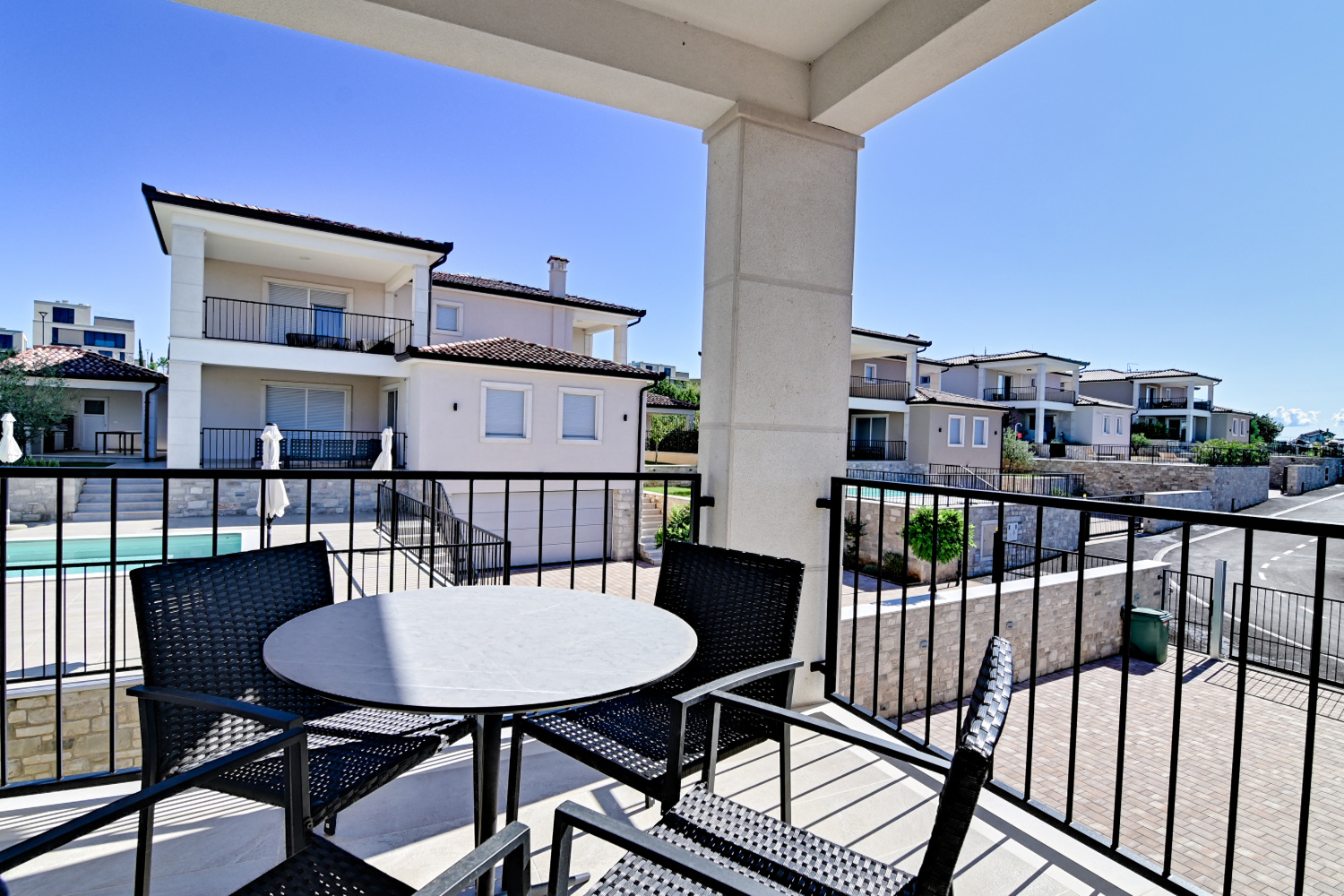 Terrasse OG hinten 2.jpg