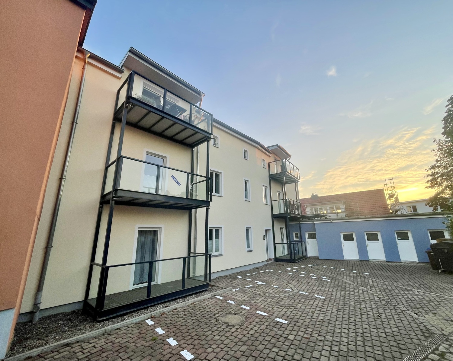 Hinterhof Parkplätze.jpg