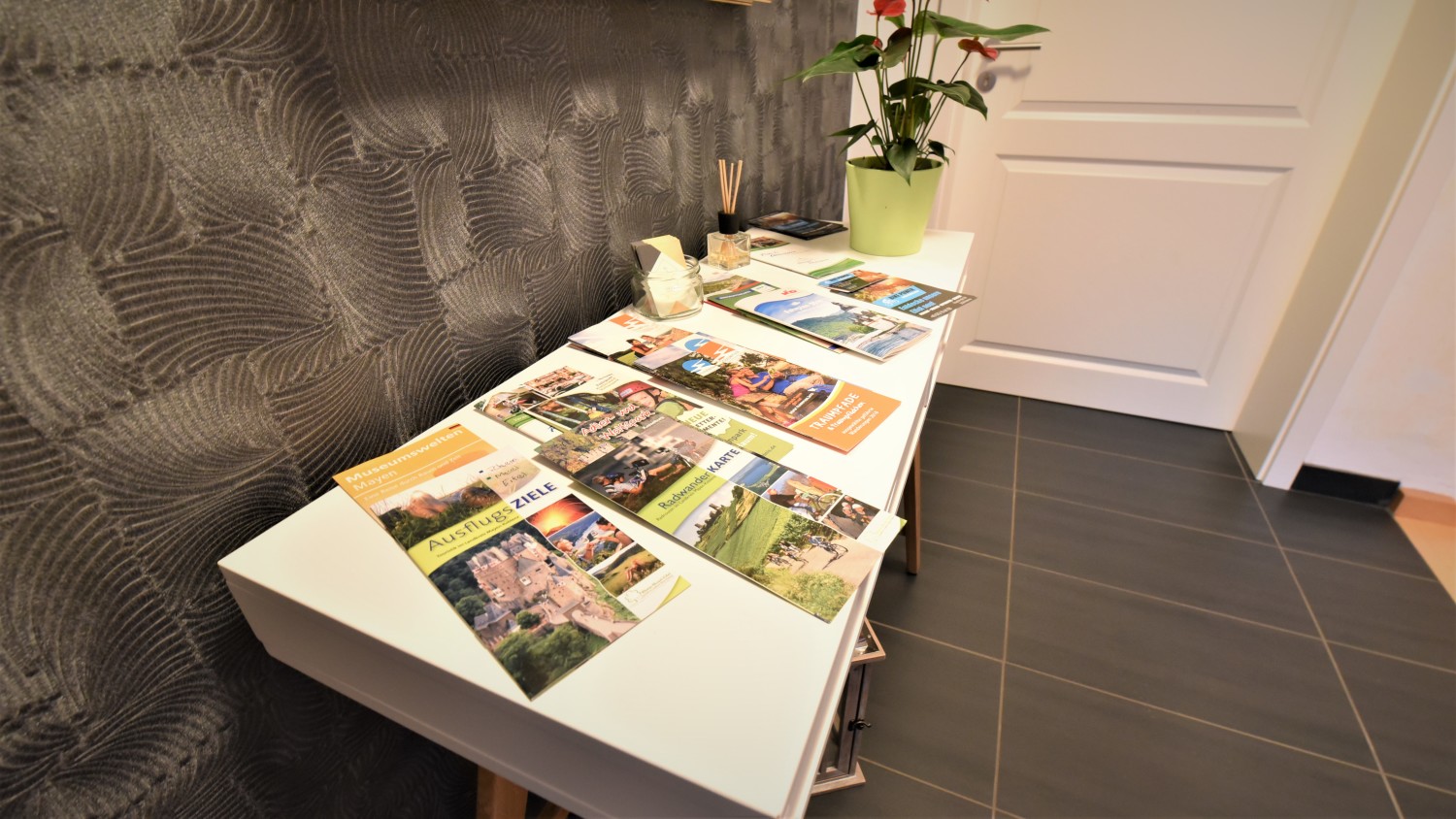 Entrance Konsole Flyers (2).JPG