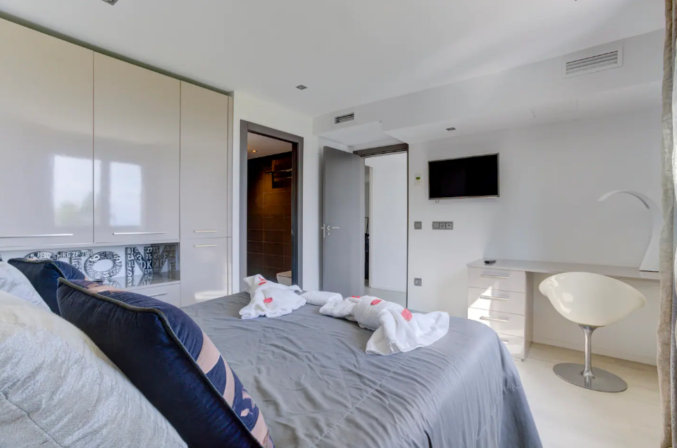 Aston Martin suite 2.png