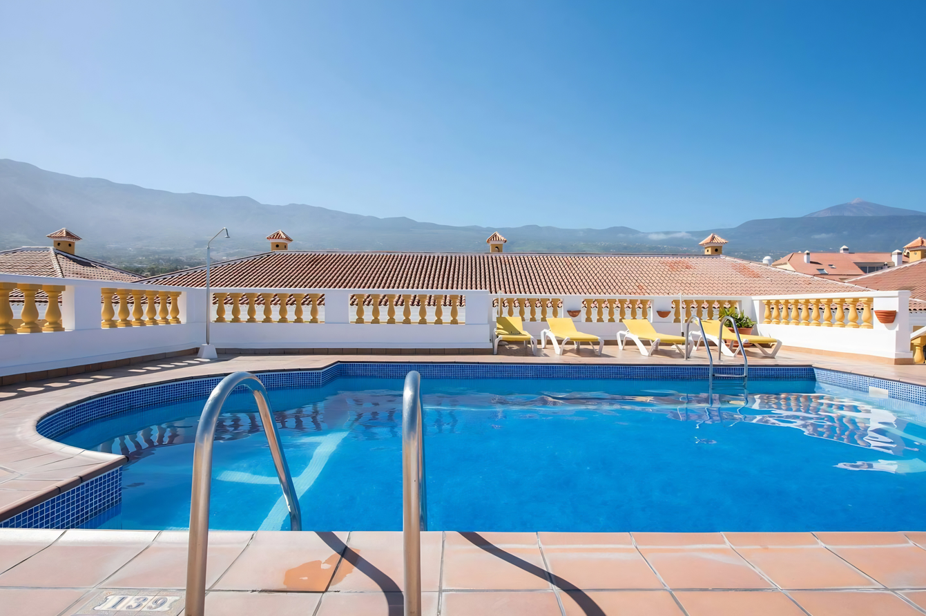 Rooftop swimming pool 4