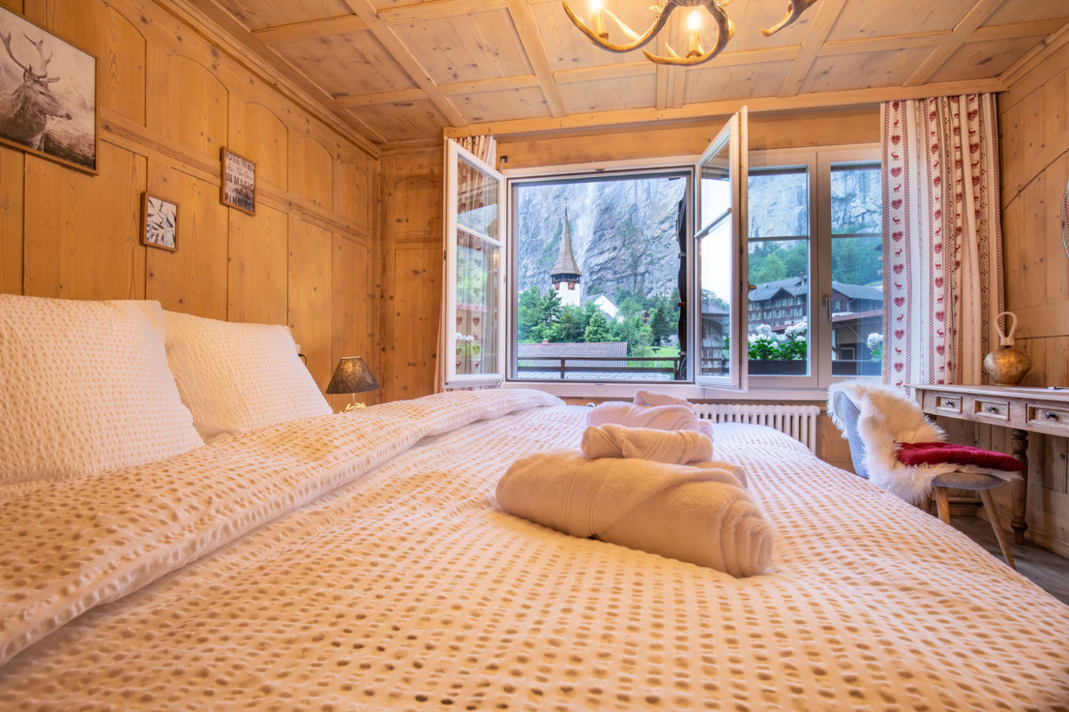 Holzbett Fenster 04.jpg