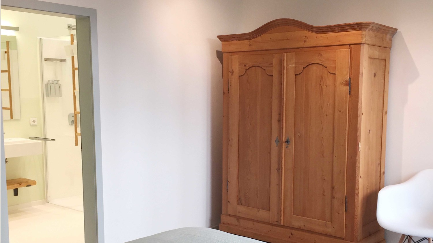 Schlafzimmer-Blick ins Bad16-9.jpg