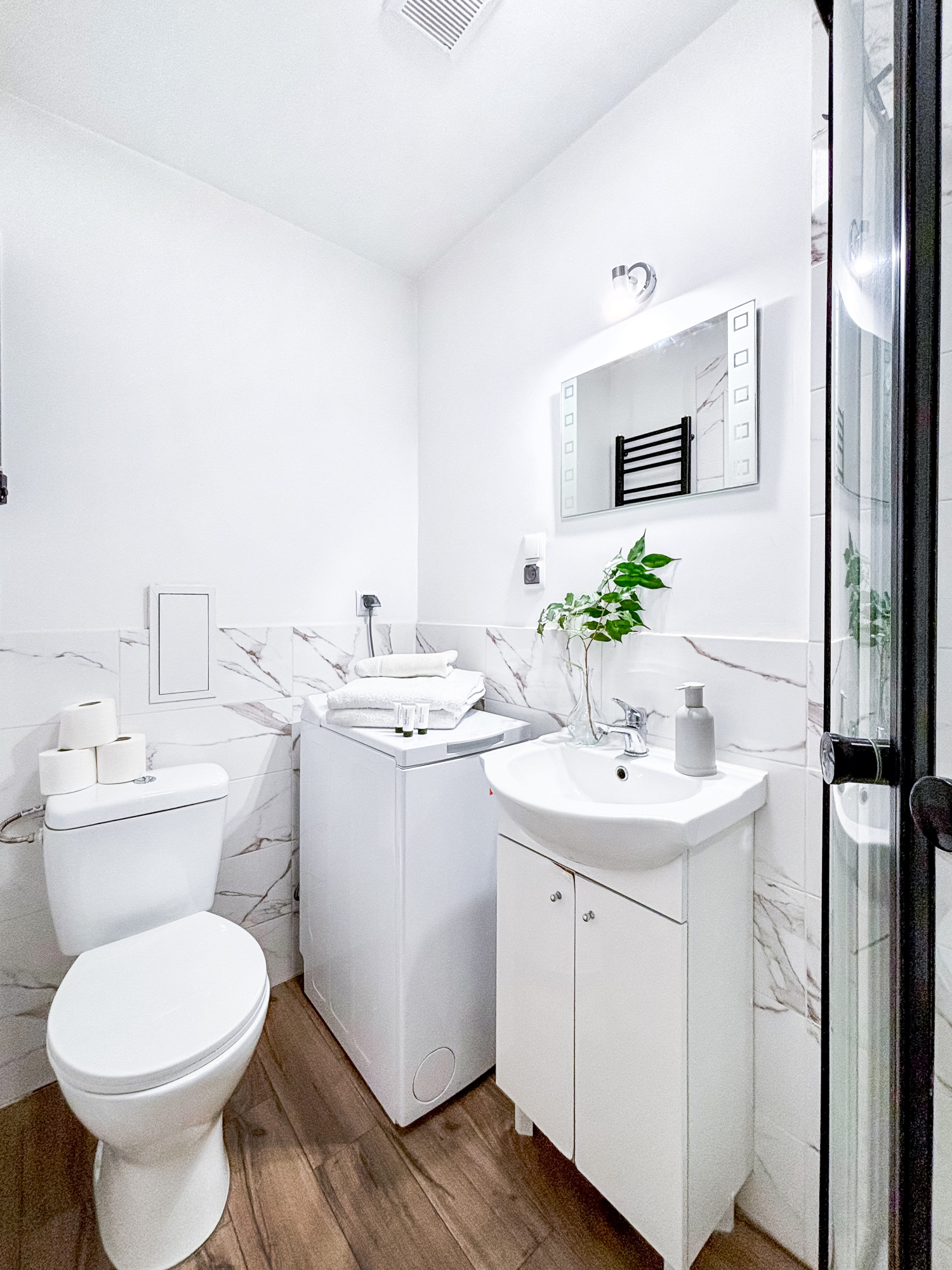 łazienka z prysznicem w mieszkaniu na pobyt w Łodzi blisko centrum.jpg