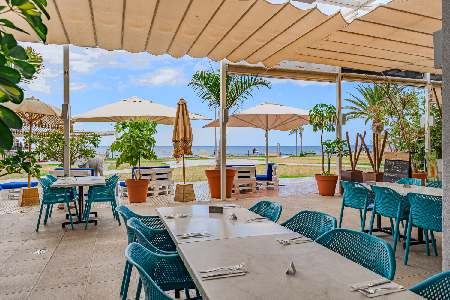 Altamira 415 25 Beachfront Bar.jpg