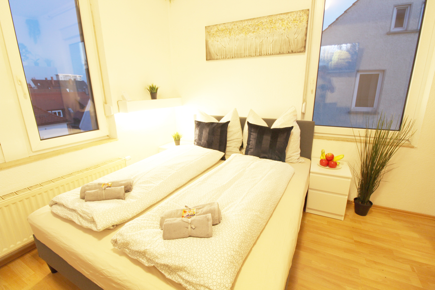 2022-10-26 - 303 - bed from front_b.jpg