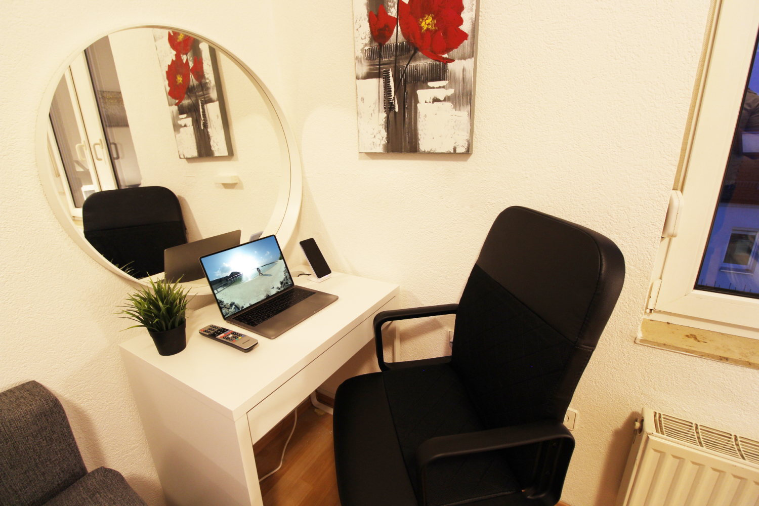 2022-10-26 - 303 - working desk w mirror_b.jpg