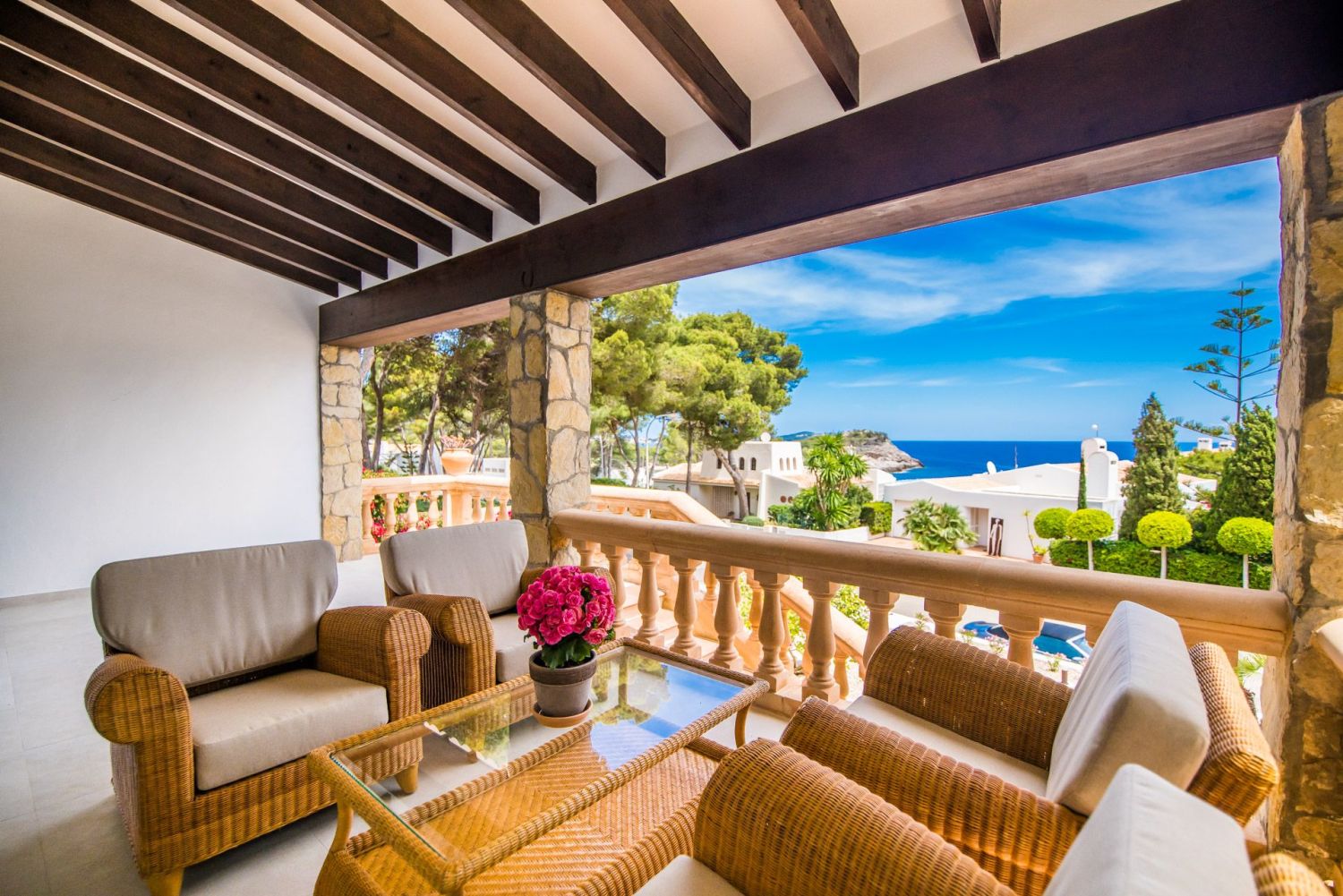 Villa_Marbella_Loungebereich vordere Terrasse 2.jpg
