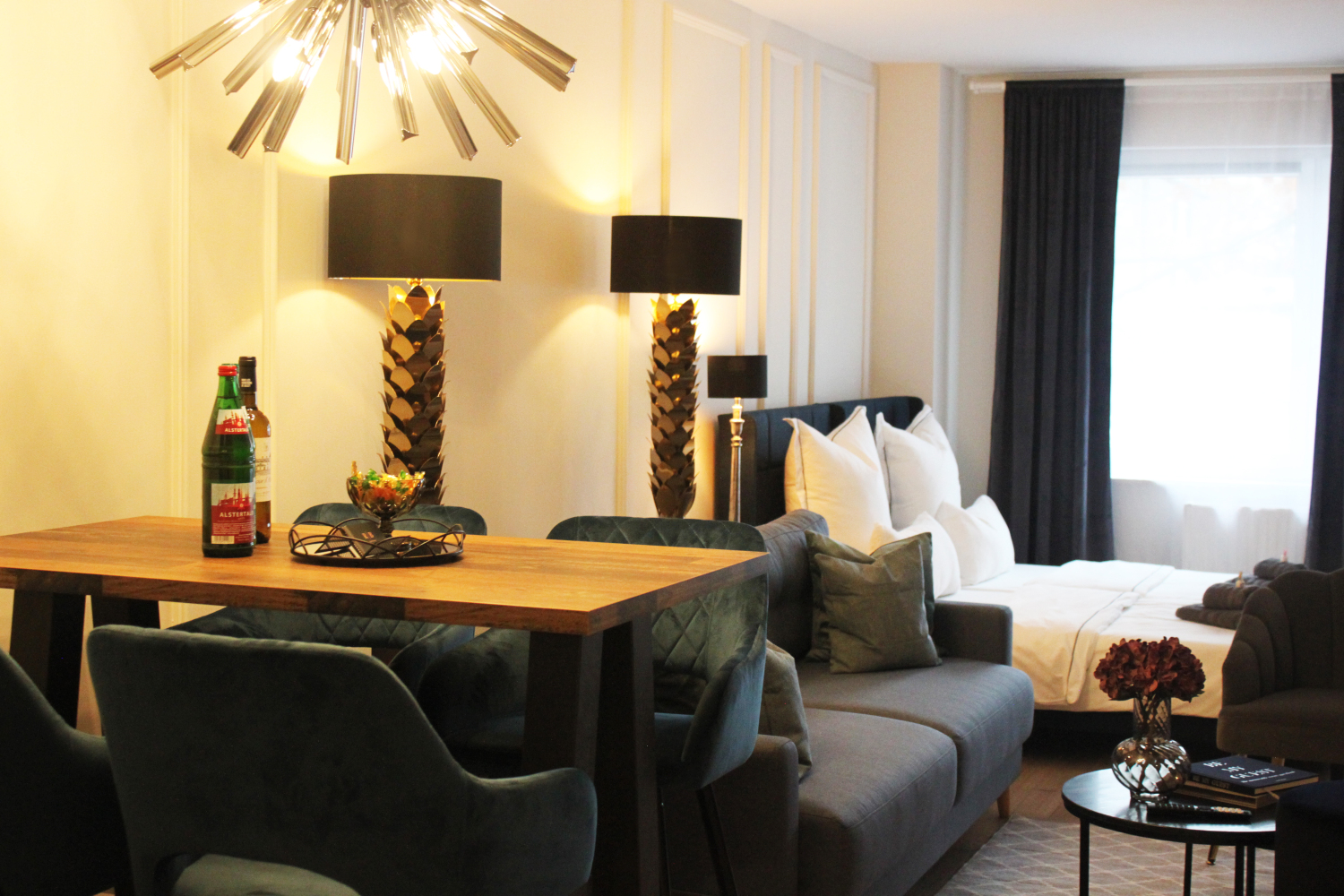 Hochtisch mit Barstühlen.JPG