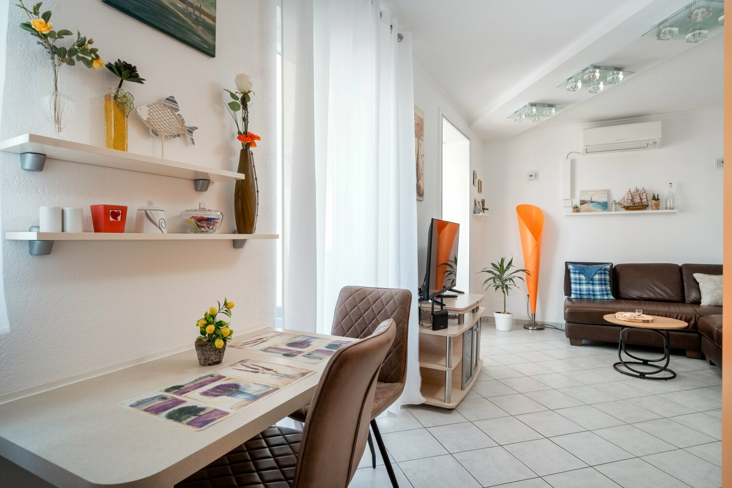 Apartman Okrug Wohnzimmer Blick von Küche 19.05.2025.jpg