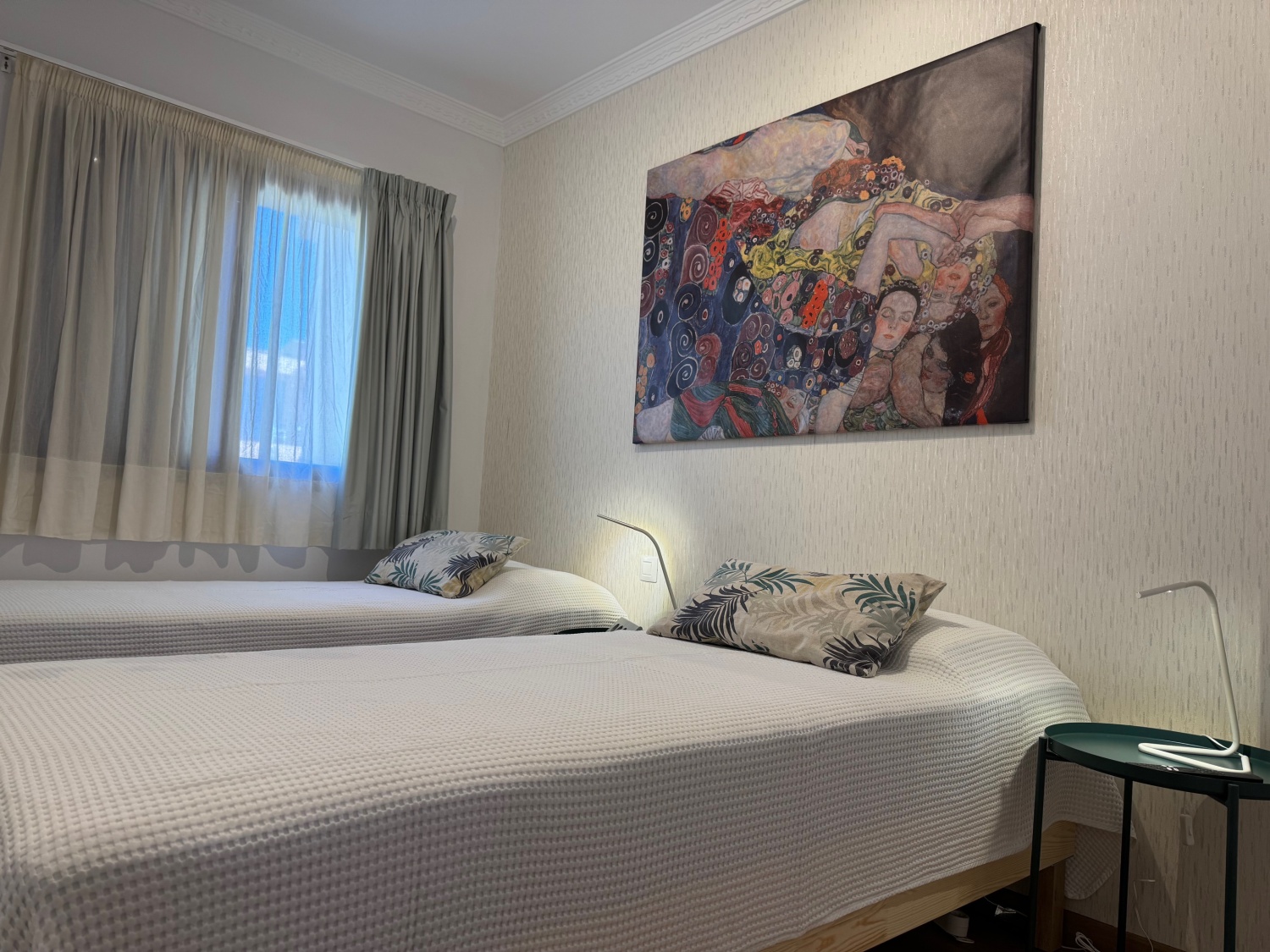 44 - Schlafzimmer Hof Betten Fenster.jpeg