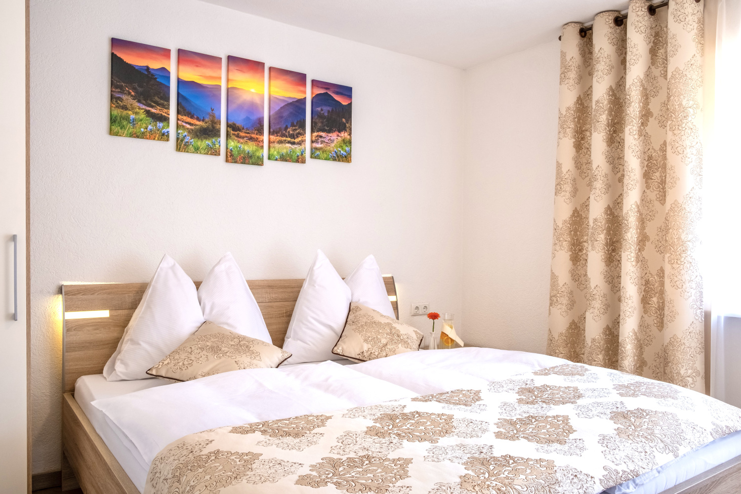 6 Schlafraum Bett Bedroom Apartments Davydov Ferienwohnung Appartement Bad Hofgastein Gastein Salzburg.jpg