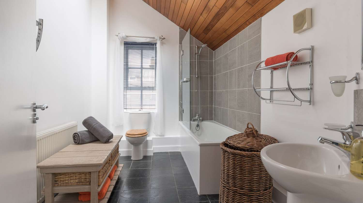 L3 ensuite bathroom.jpg