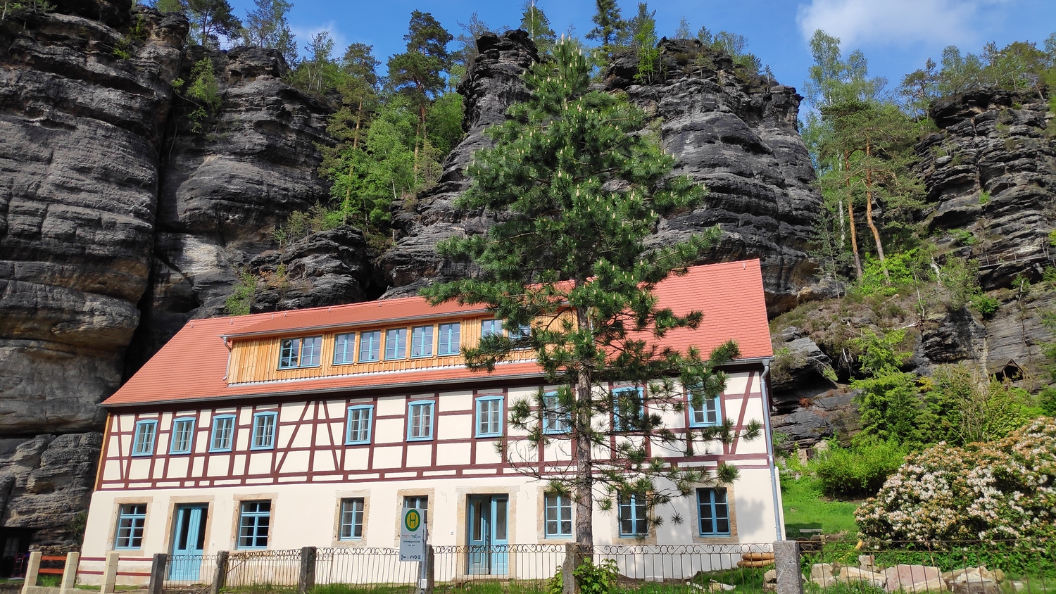 Felsenkeller Bielatal Strassenansicht 20190521_161044.jpg