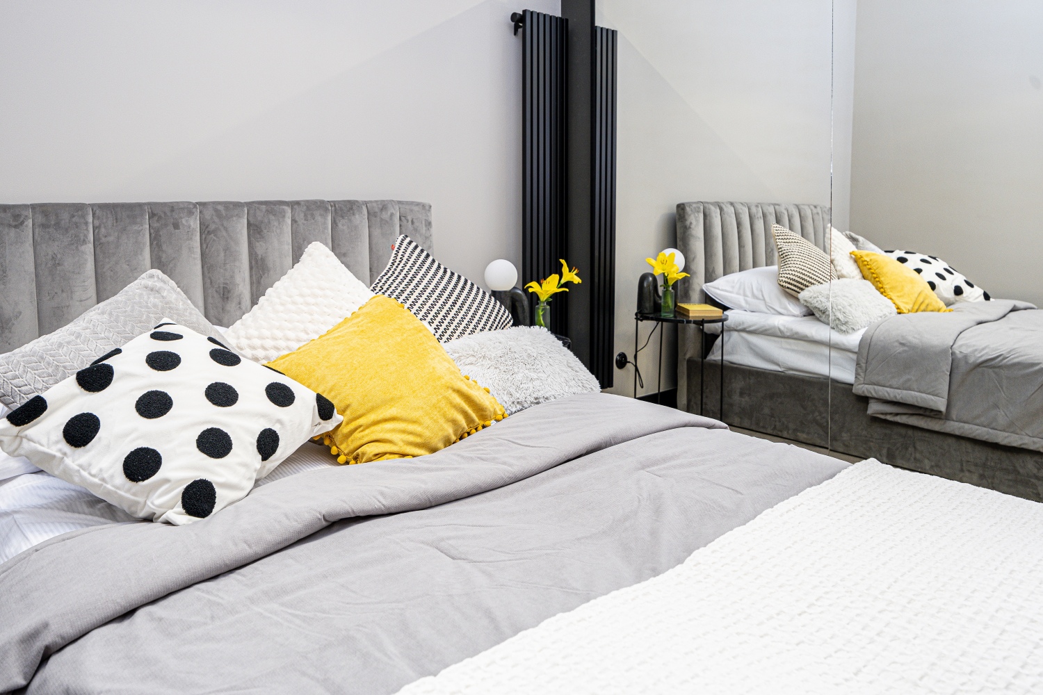 sypial ia z wielkim lustrem.jpg