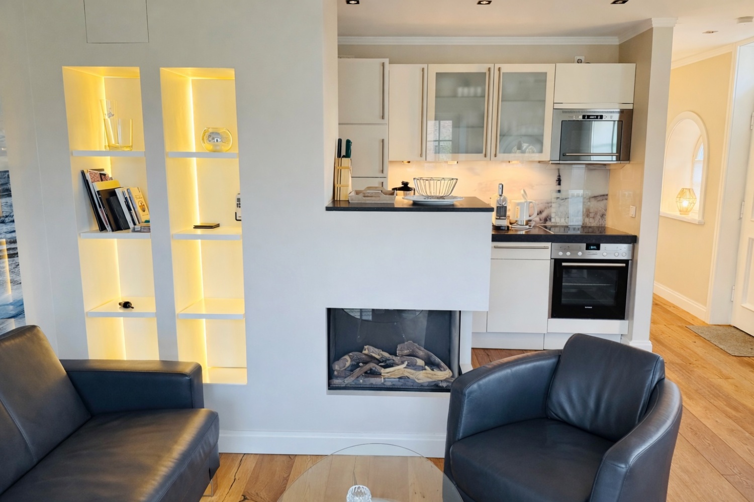 Helles Wohnzimmer mit offener Küche.jpg