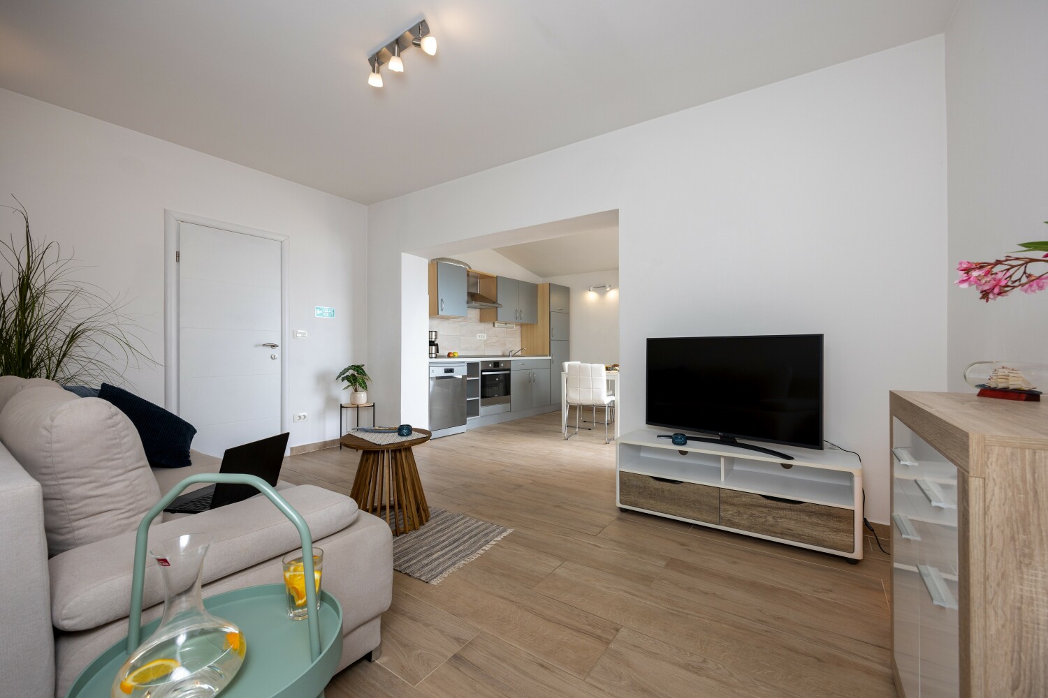 7_a22_living_room10 - tiny.jpg