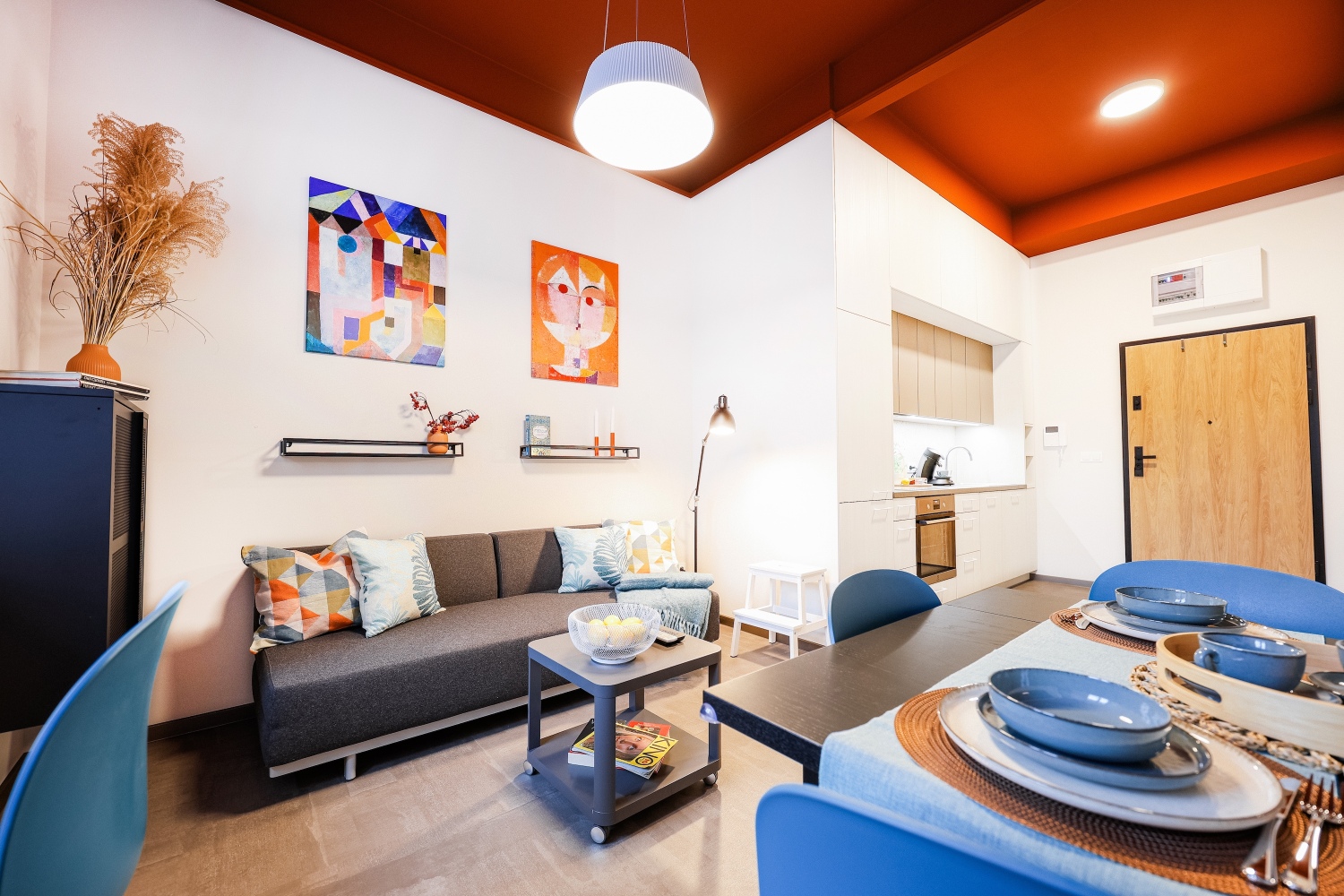 widok na salon i kuchnię mieszkanie na airbnb booking Łódź.jpg