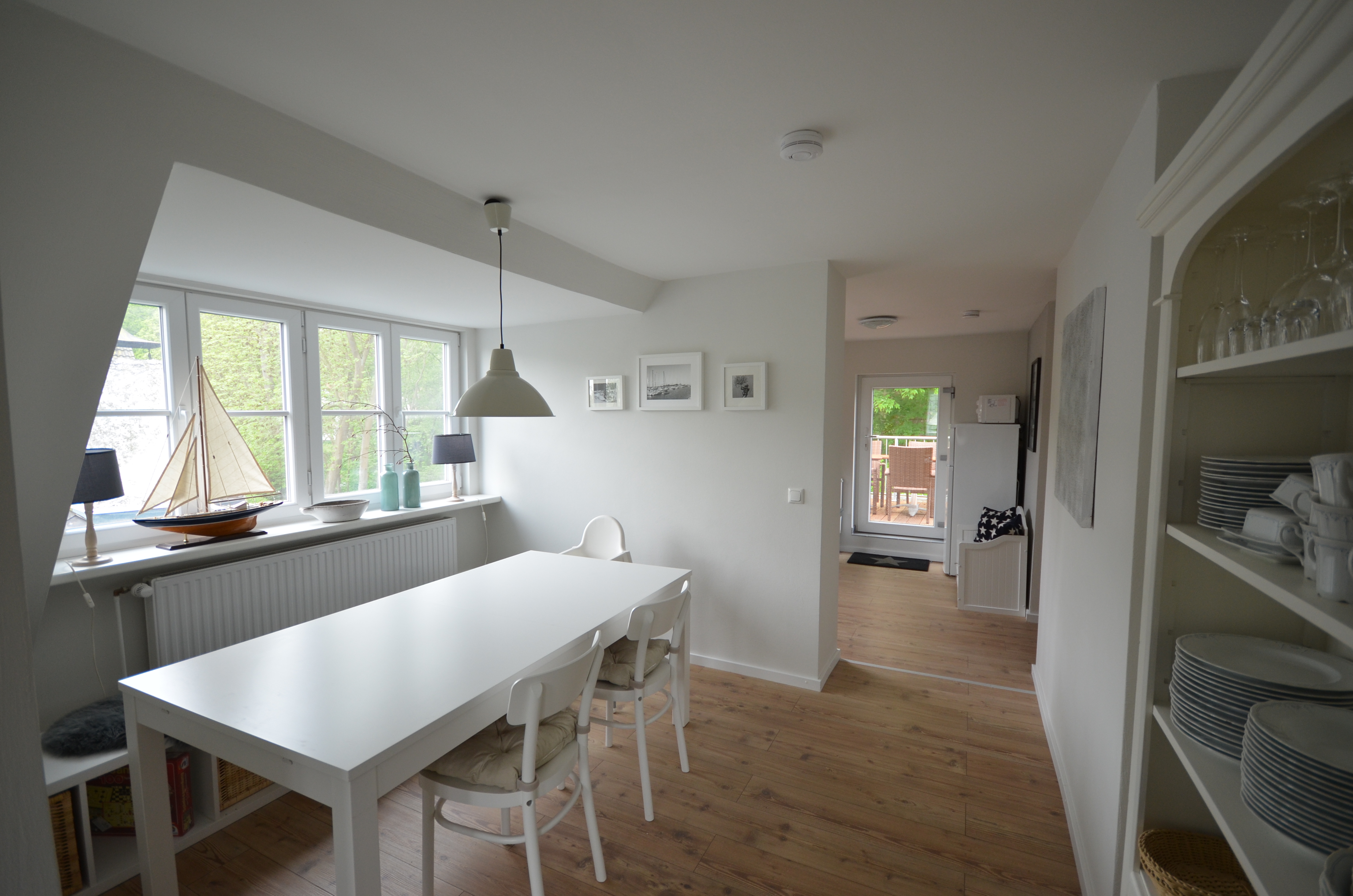 Essplatz und Blick in die Küche.JPG