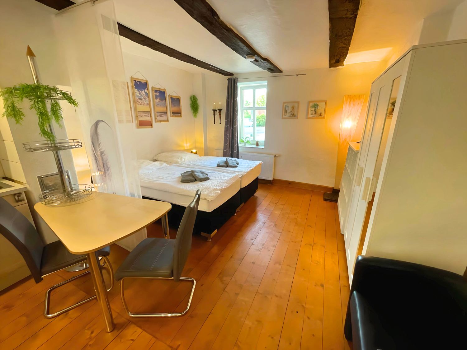 Pension Am Schloss - Apartment 2 - Schlafzimmer + Essbereich 1.jpg