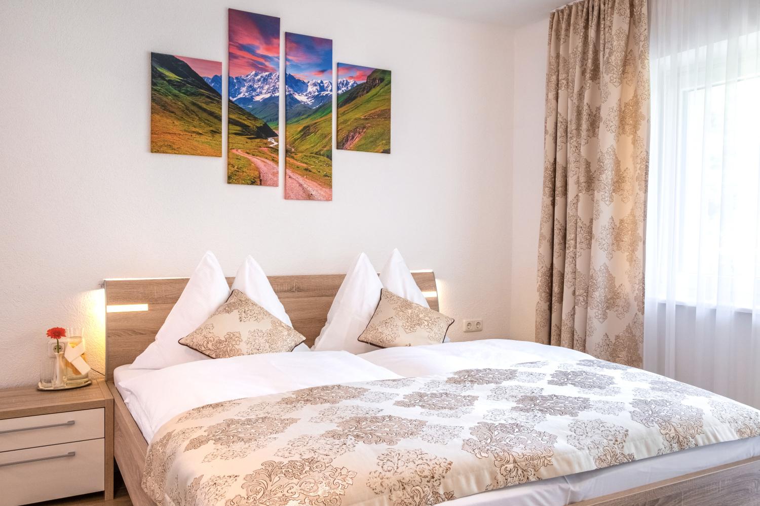 2 Schlafraum Bett Bedroom Apartments Davydov Ferienwohnung Appartement Bad Hofgastein Gastein Salzburg.jpg