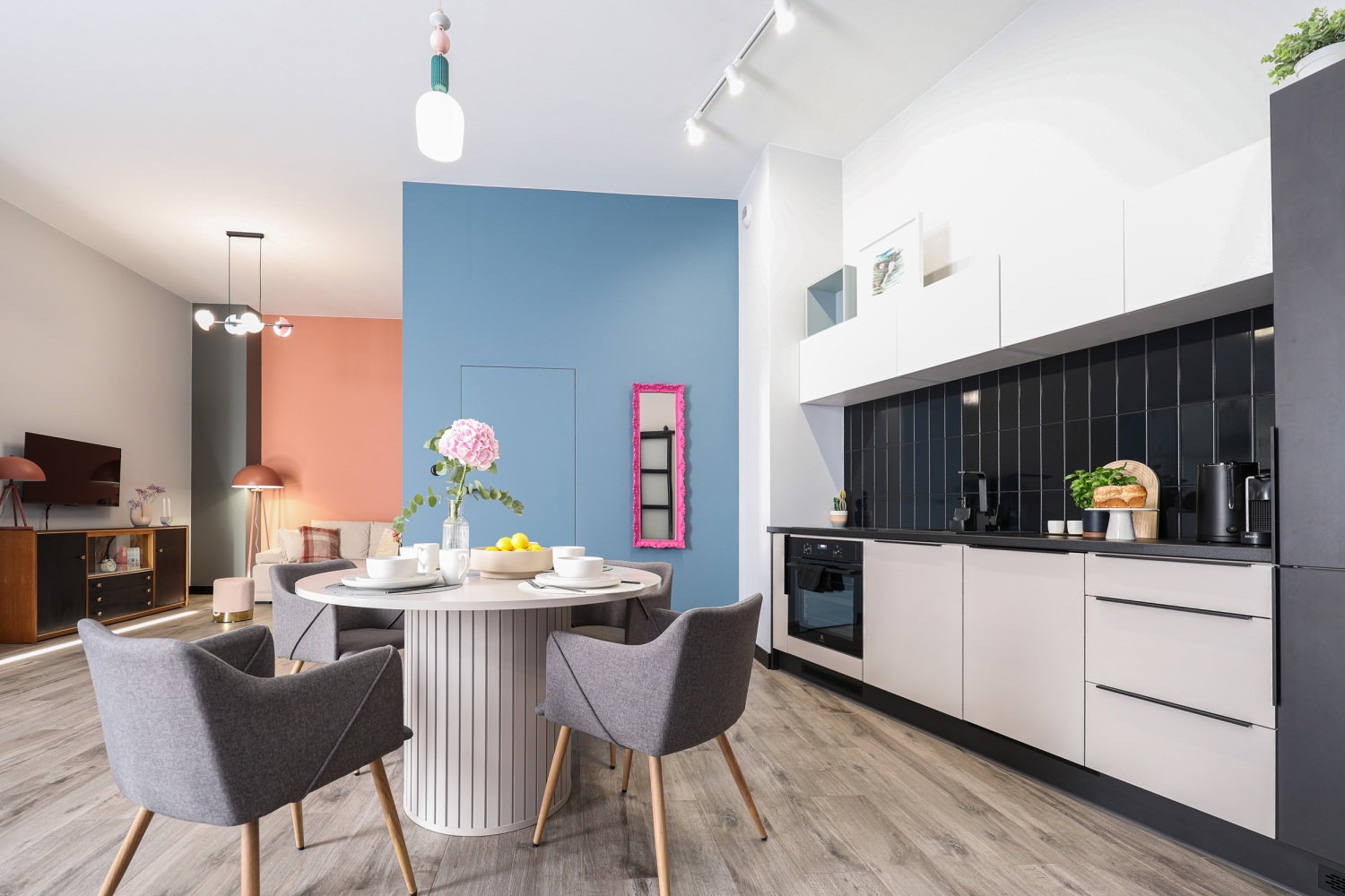 ujęcie salonu wypoczynku i jadalni airbnb twójgospodarz booking.jpg