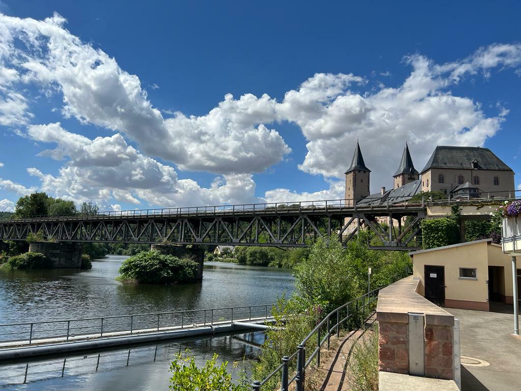 Rochlitz Blick auf ehemalige Bahnbrücke und Schloß.jpeg