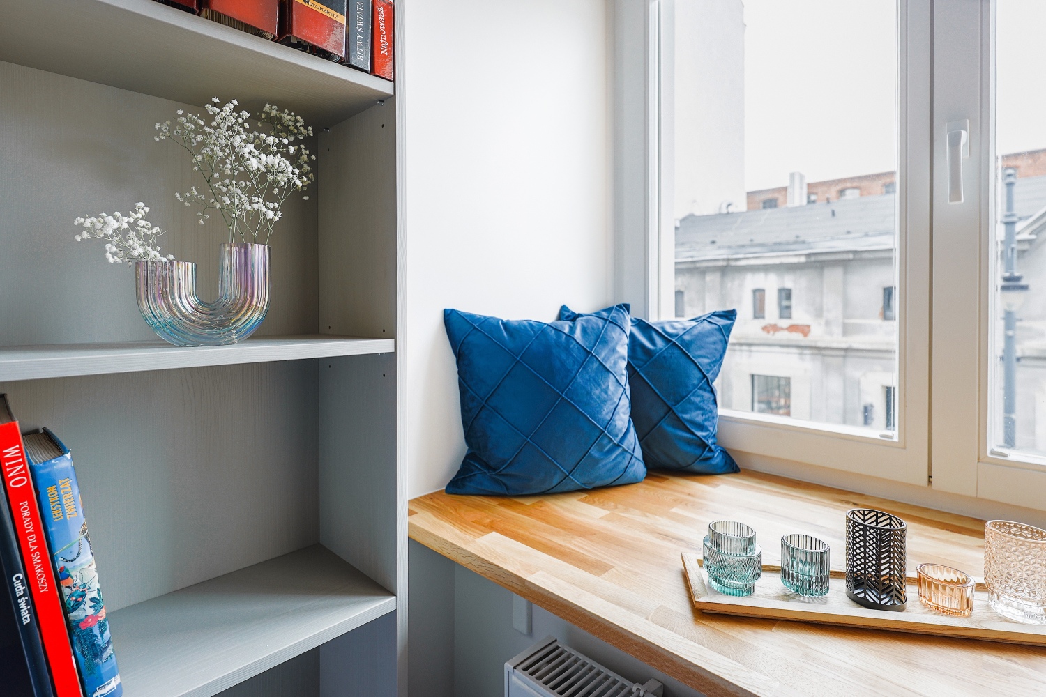 detal siedzisko na oknie mieszkanie w centrum Łodzi.jpg