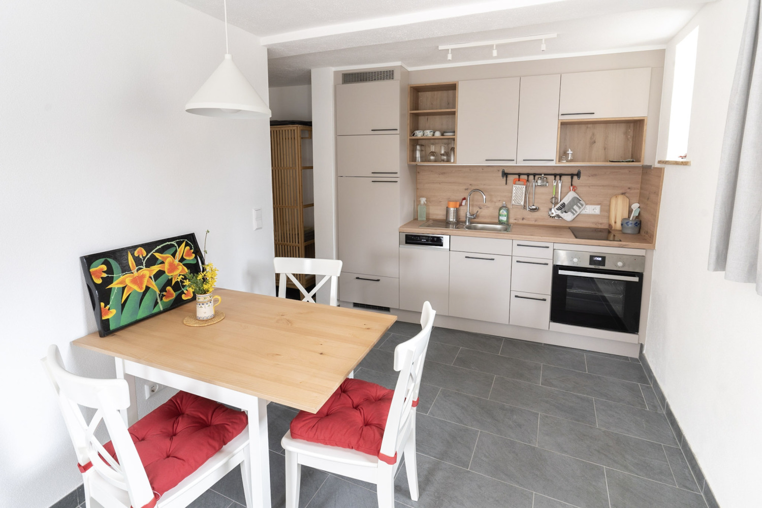 Esstisch und Küche.jpg