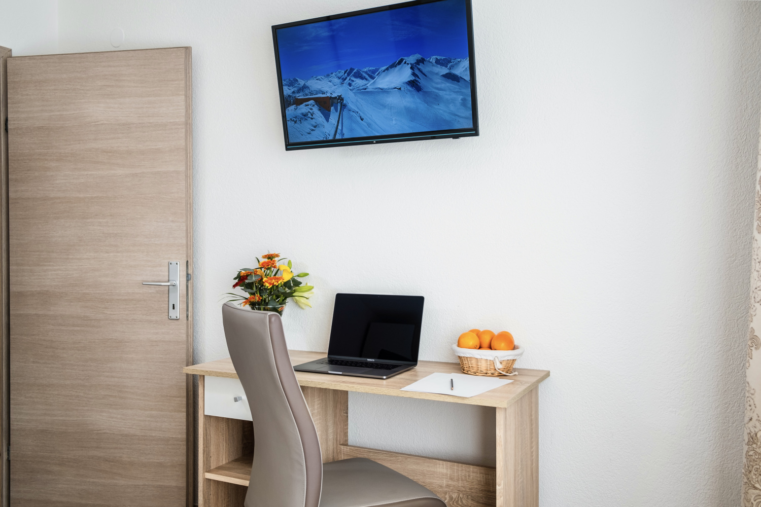 9 Büro Geschäftsreise Tisch Dienstreise Business Apartments Davydov Ferienwohnung Appartement Bad Hofgastein Gastein Salzburg.JPG