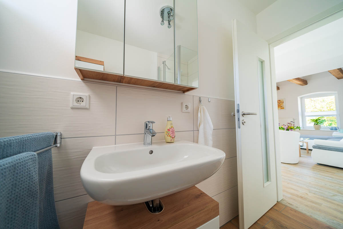 (4) Bad, Blick ins Wohnzimmer.jpg