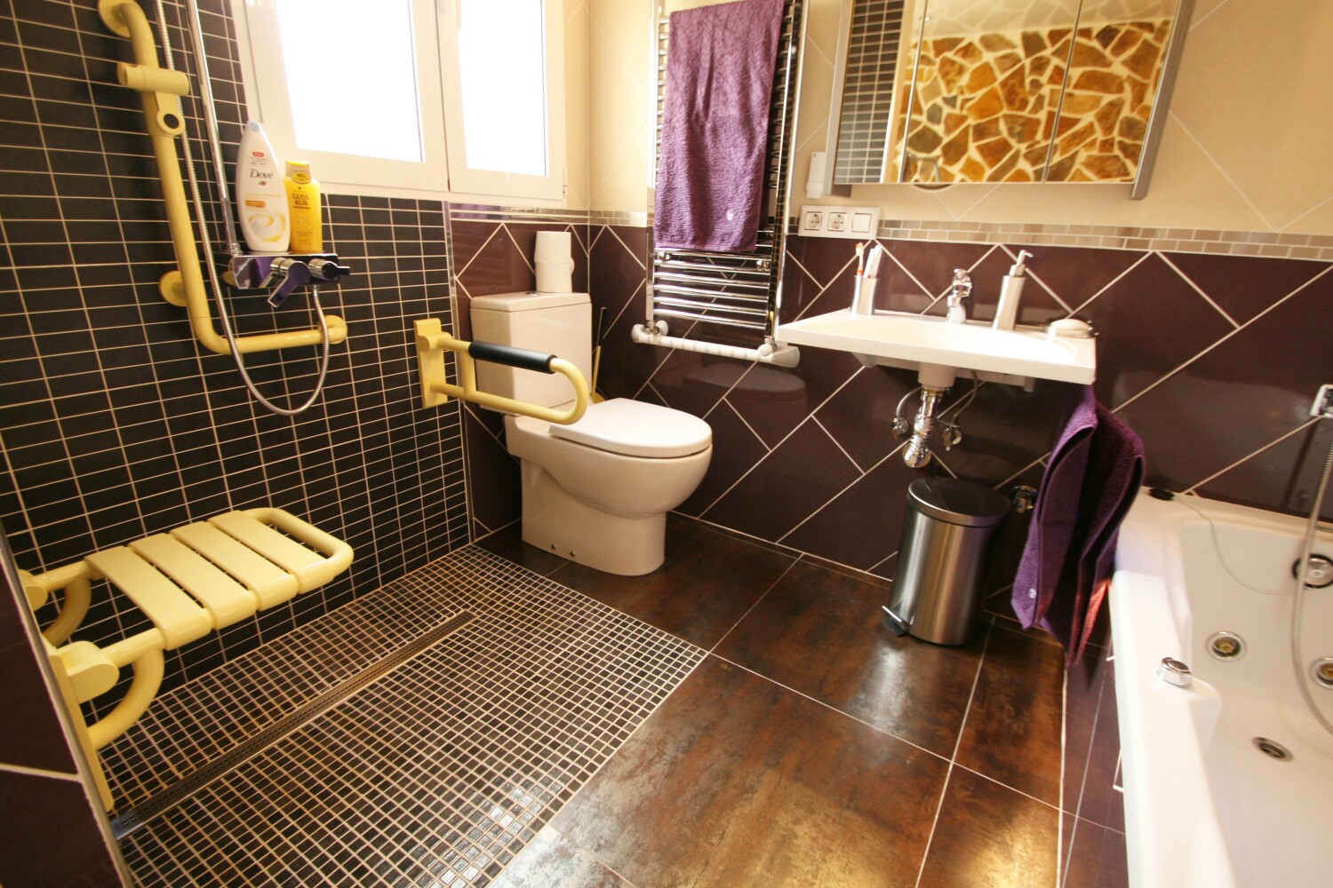 Körbchen Bad Deckenlifter bis ans Pflegebett.JPG