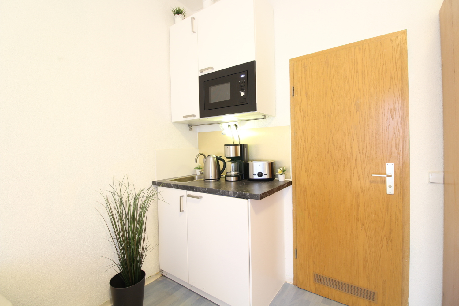 305 - kitchen well equipped.jpg