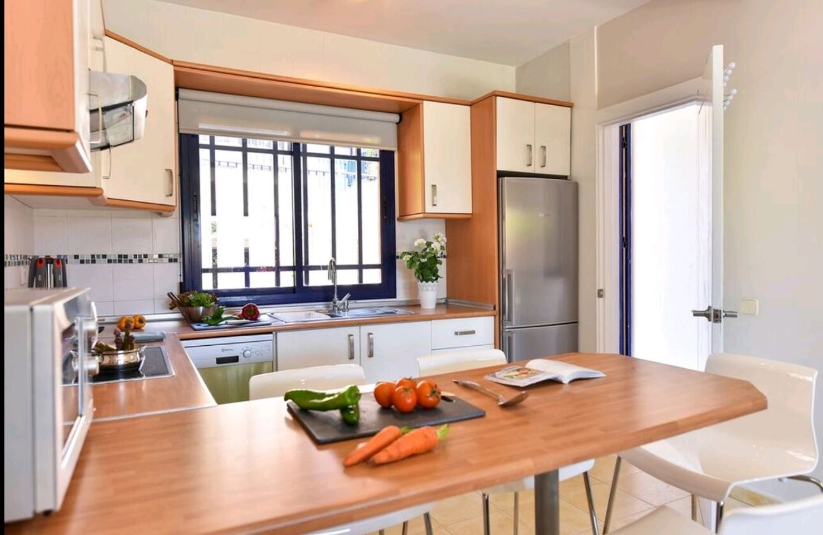 18-09-11 128 Küchenbar mit Blick auf Einbauküche.jpg