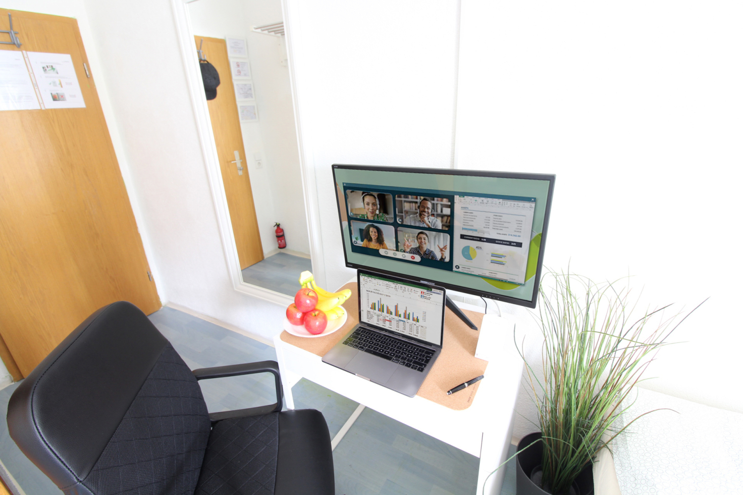 2022-04-08 - 305 - new ultra wide monitor with wireless charger.jpg