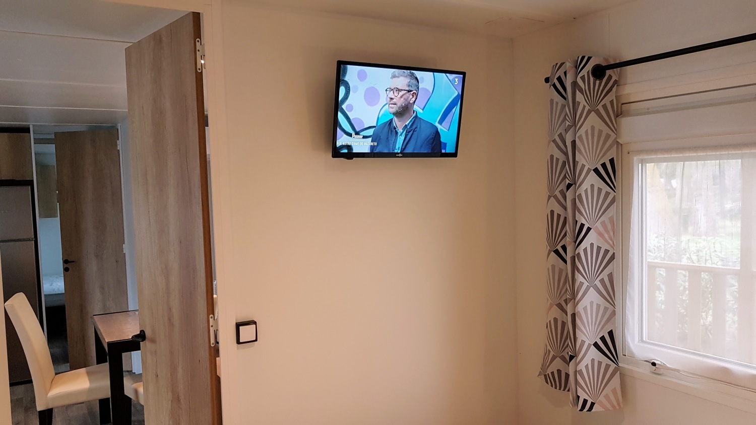 Tv dans la chambre.jpg