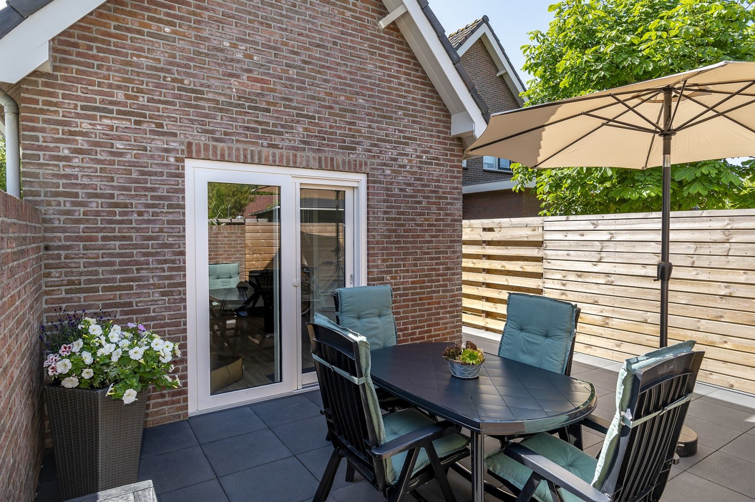 Schuifdeur met toegang tot de woonkamer van Vakantiehuis 2bijZee.JPG