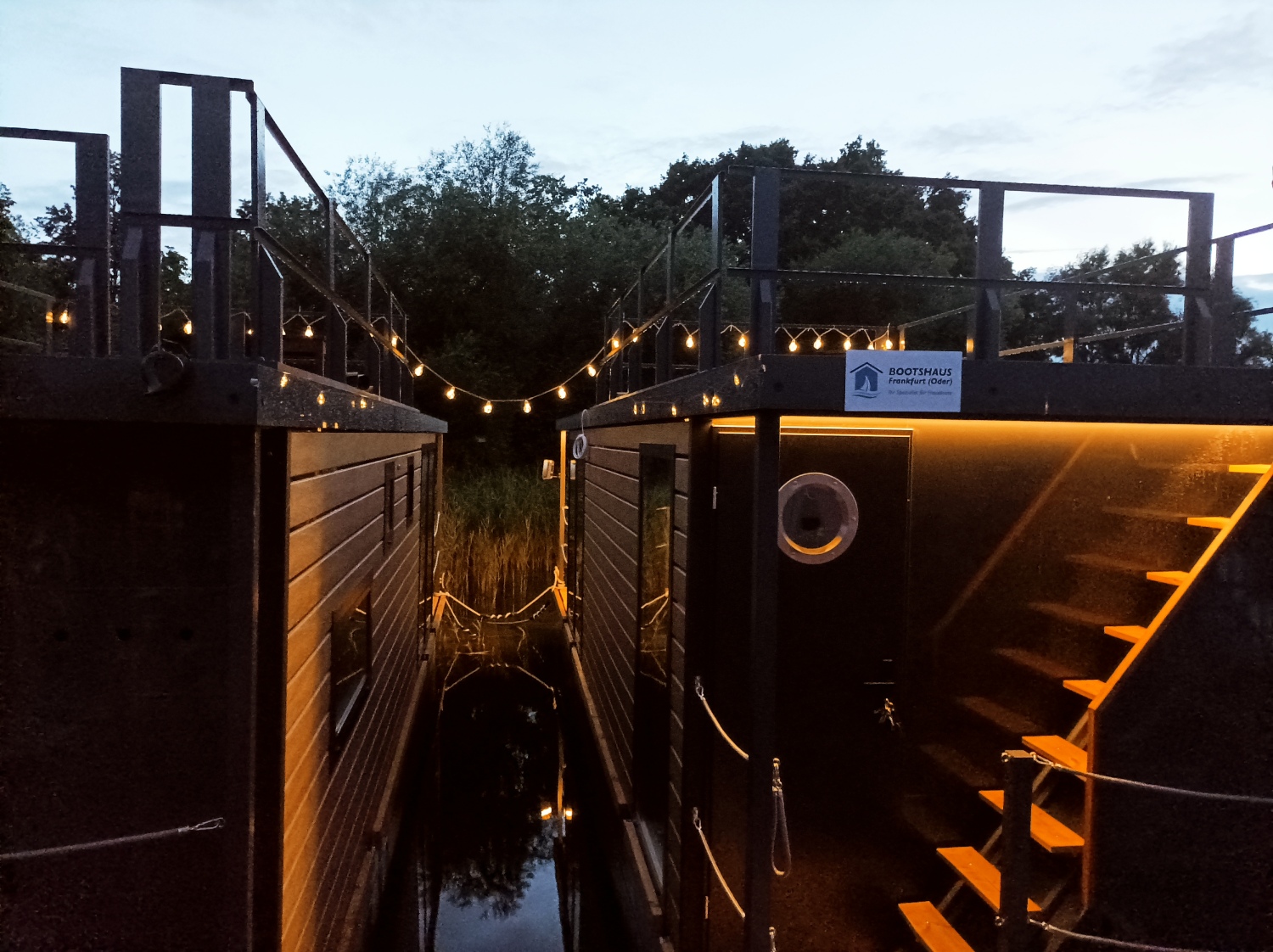 von hinten bei Nacht.jpg